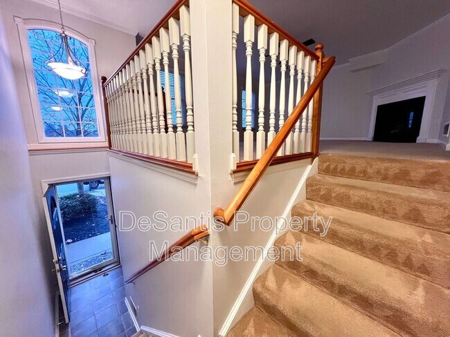 Building Photo - 945 Montclair Dr