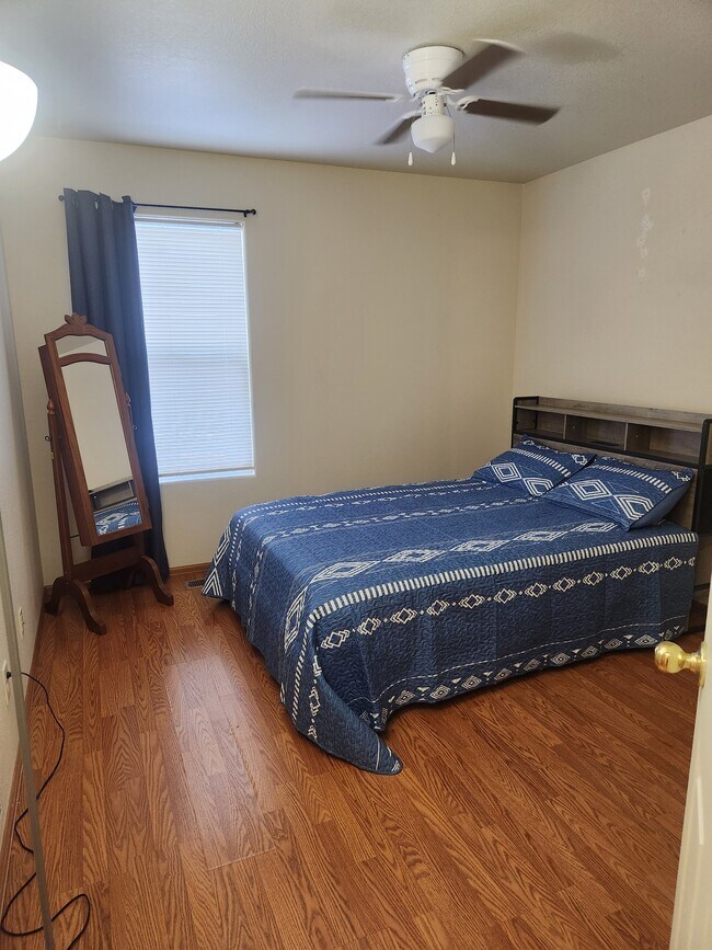 Building Photo - 4965 Universal Heights