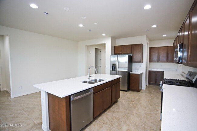 Building Photo - 879 W Finch Dr