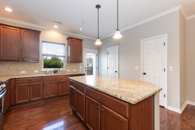 Building Photo - GORGEOUS Well maintained Two Bedroom Townh...