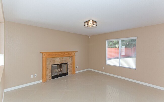 Building Photo - Large 4 Bedroom, 2.5 Bath Home with Large 3 Car Garage!!