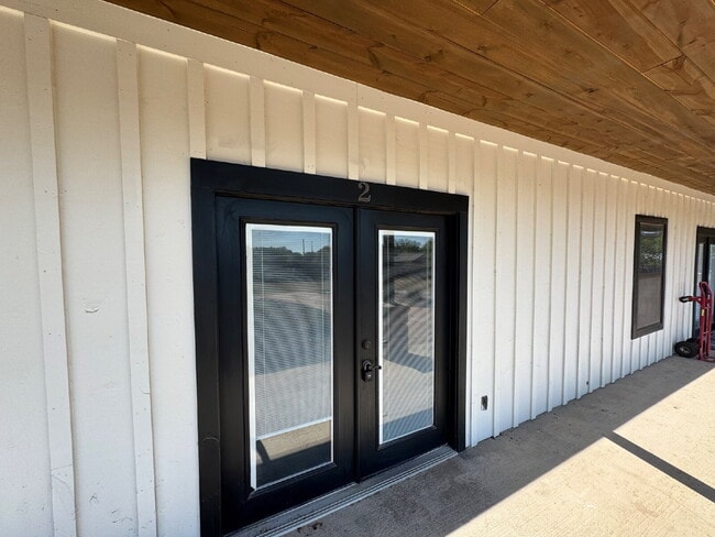 Building Photo - 2 bed 2 bath fourplex. Stained concrete floors. Washer & Dryer hookups in unit.