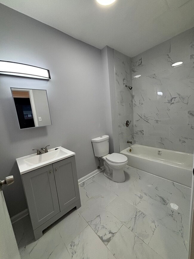 Building Photo - 5 Bedroom Home