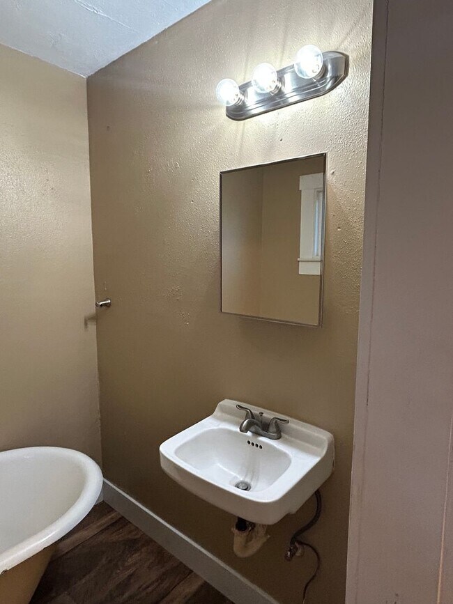 Building Photo - 3 bedroom 2 bath with bonus storage room next to Chico State with Large fenced backyard (Please r...