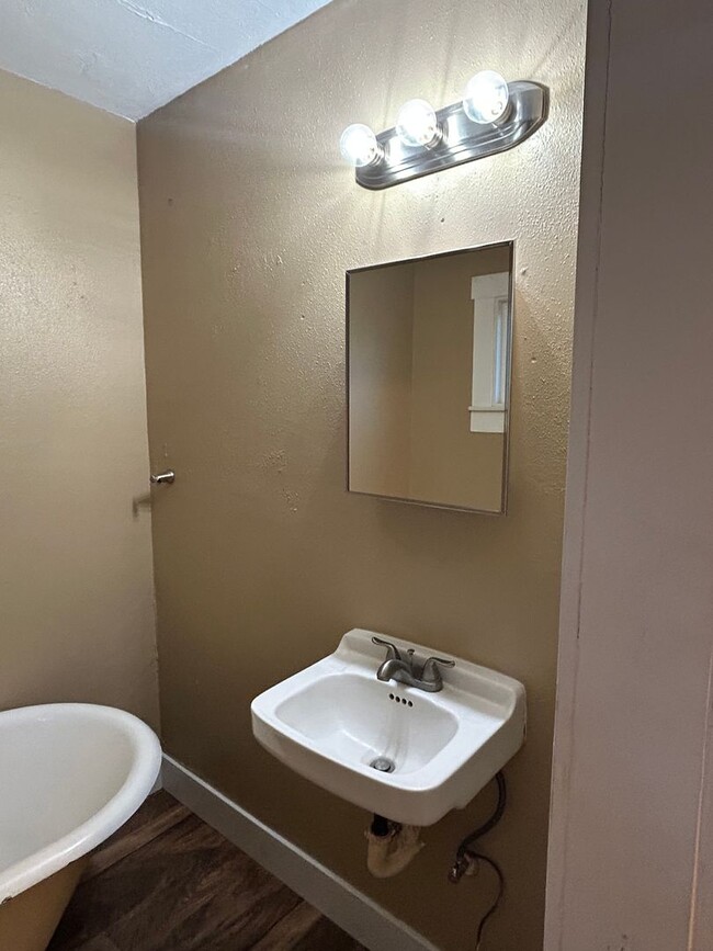 Building Photo - MOVE IN SPECIAL- $500 OFF OF THE 1ST MONTHS RENT-3 bedroom 2 bath with bonus storage room next to...