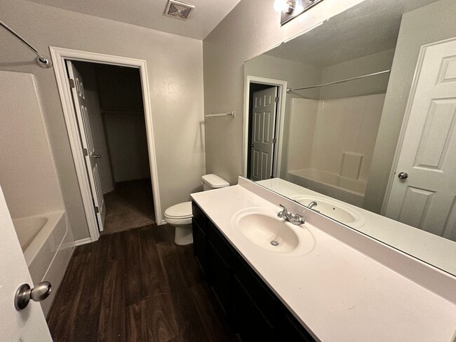 Building Photo - 3 bed 2 bath in Mustang- Move in Special!