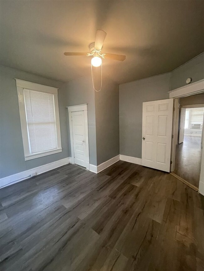 Building Photo - 2 br 1 bath duplex unit for lease | Shreve...