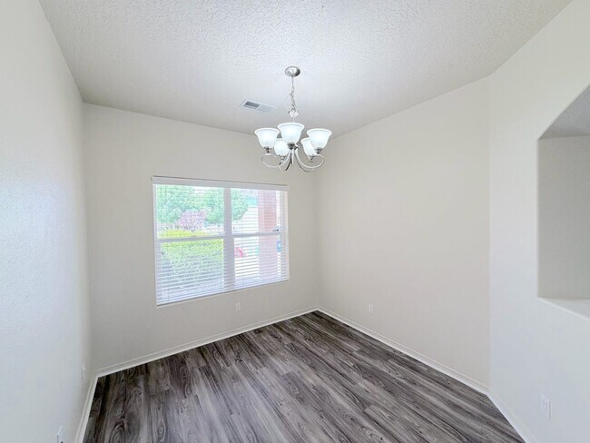 Building Photo - Beautiful 3 bed 2 bath in SW Albuquerque! Spacious layout. New Flooring! 2 Car Garage. Near 98th ...