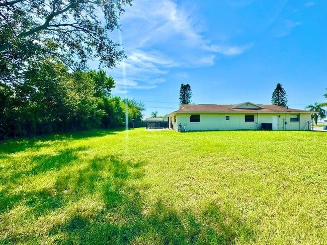 Building Photo - 2414 San Luis Rd