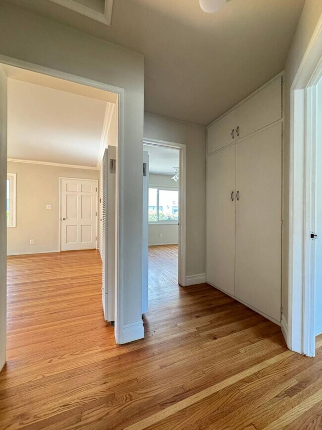 Building Photo - 2.0 bedroom in Pasadena California 91104