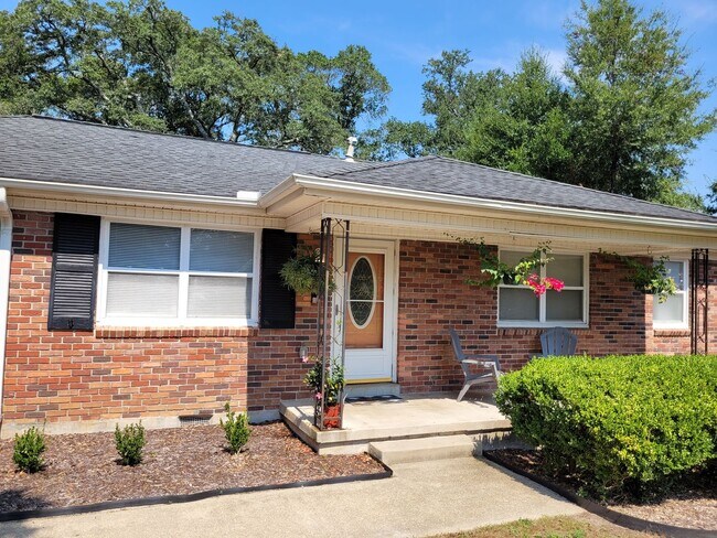 Building Photo - Gorgeous Fully Furnished 3 Bed/2 Bath Home...