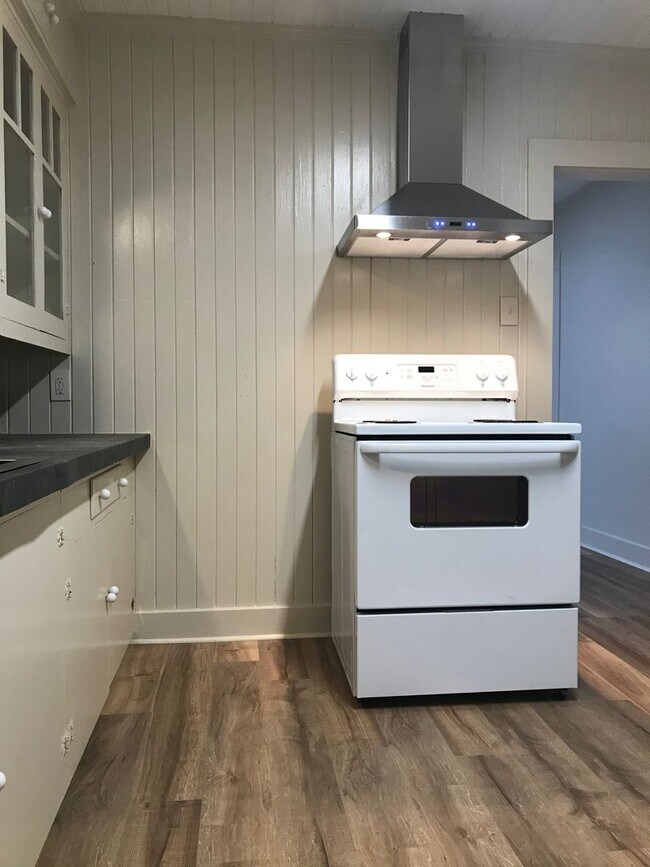 Building Photo - 2 bedroom 1 bath home for lease