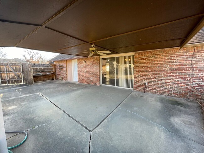 Building Photo - 3 bedroom, 2 bath, 2 living areas, 2 car garage Ranch style home nestled on a corner lot