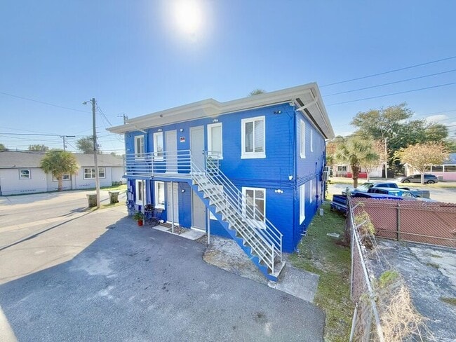 Building Photo - 551 N Ridgewood Ave