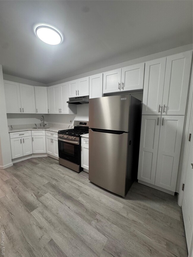 Building Photo - 516 Morris Park Ave