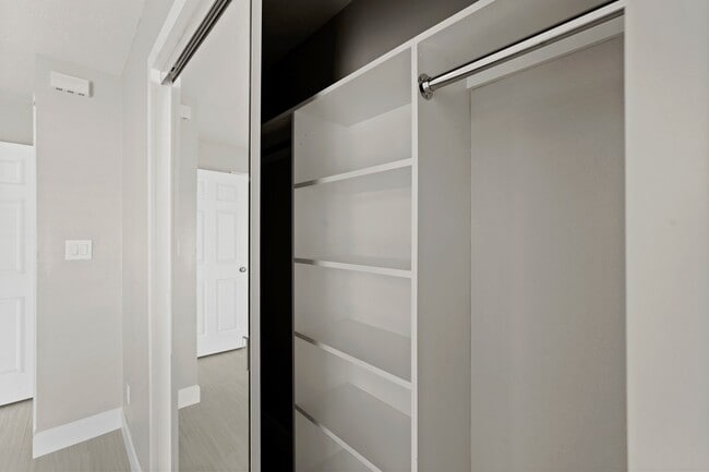 Building Photo - 2101 Fountain View Dr