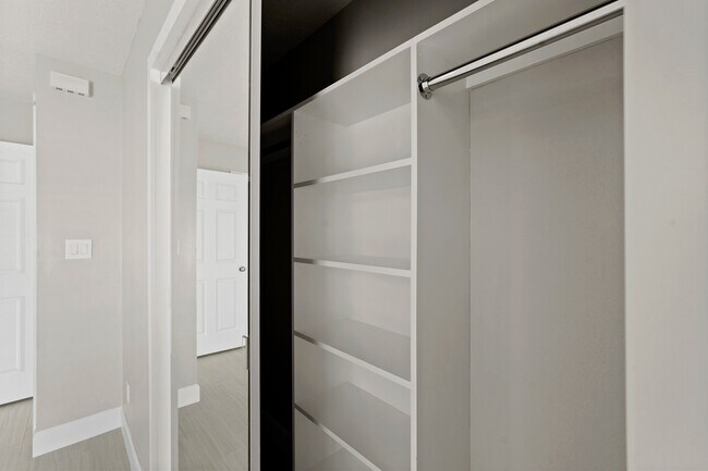 Building Photo - 2201 Fountain View Dr