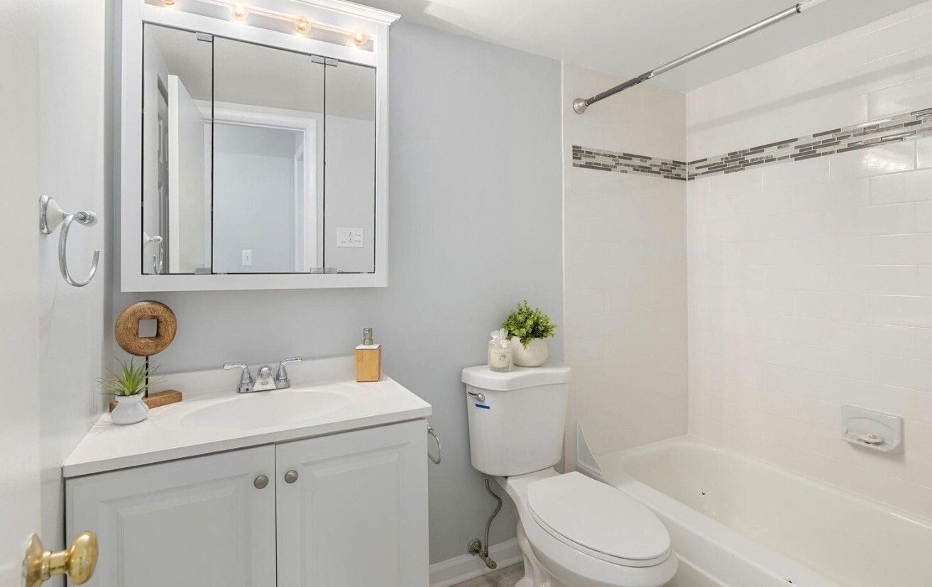 bathroom - 3354 Woodburn Rd