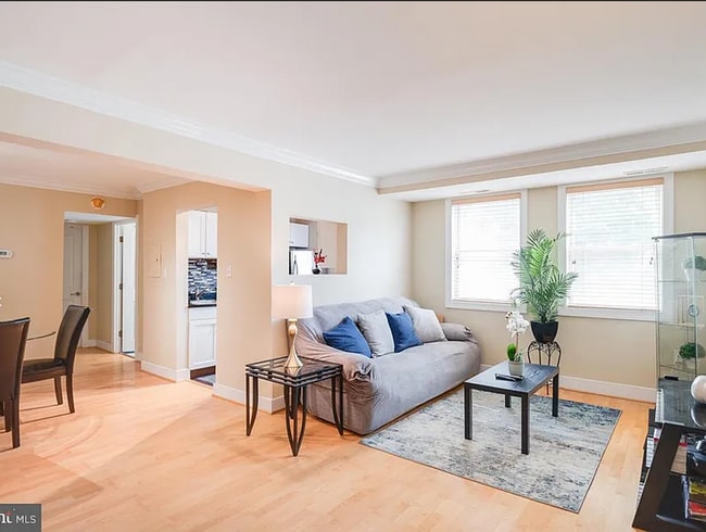 Building Photo - Amazing 2 bedroom/ 1 Bathroom unit with plenty natural light