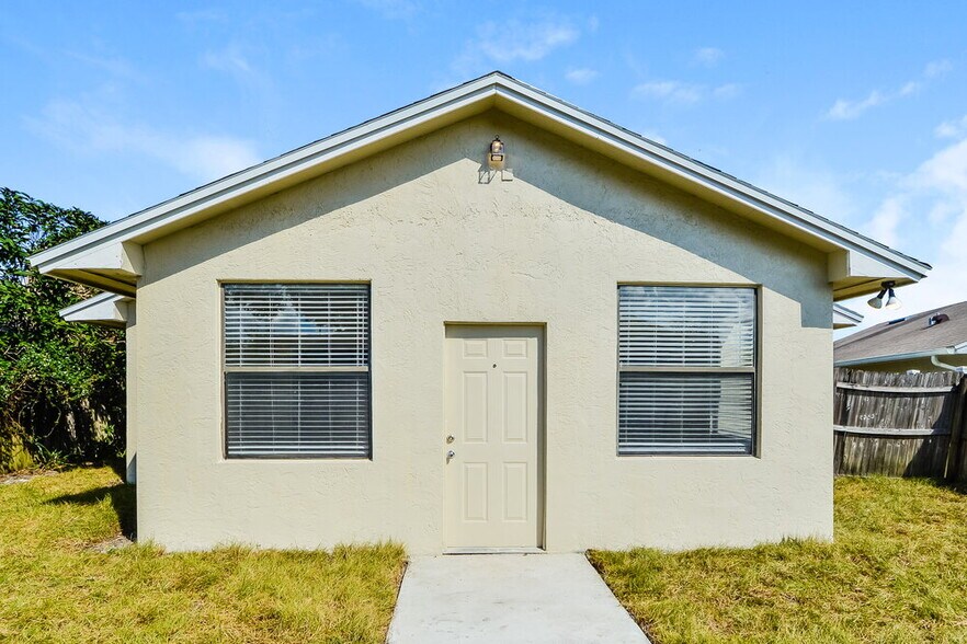 Building Photo - 1388 La Paloma Cir