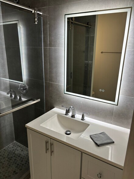 Building Photo - 458 1/2 N Orange Grove Ave