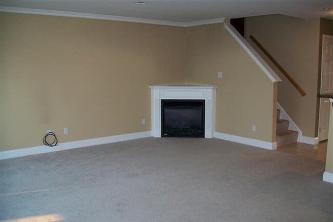 Building Photo - Beautiful 3 Bedroom Townhouse