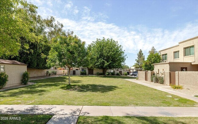 Building Photo - GORGEOUS Updated 2 bedroom Condo in Old To...