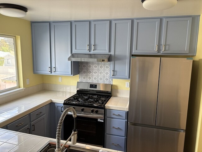 Building Photo - 3 Bedroom 2 Bath Apartment