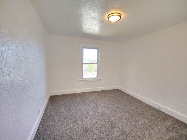 Building Photo - *Beautifully Updated & Spacious 6BD/1.5BA ...