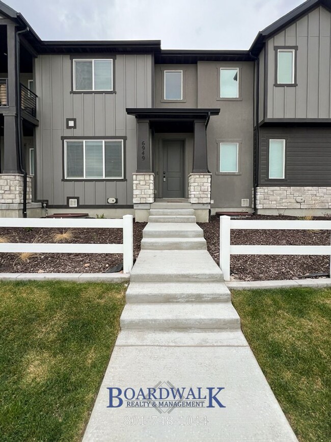 Building Photo - Stunning West Jordan Townhome with Upcomin...