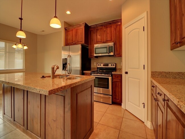 Building Photo - End unit town home