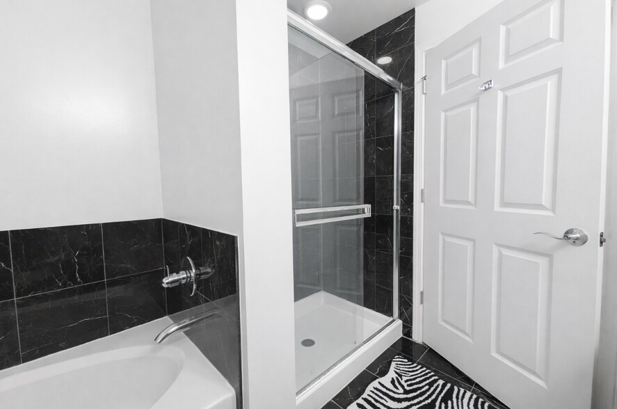 Building Photo - 1133 W Granville Ave