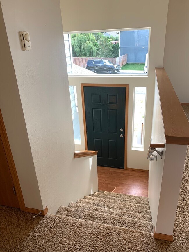 Building Photo - Large Home for Rent in Currier Creek