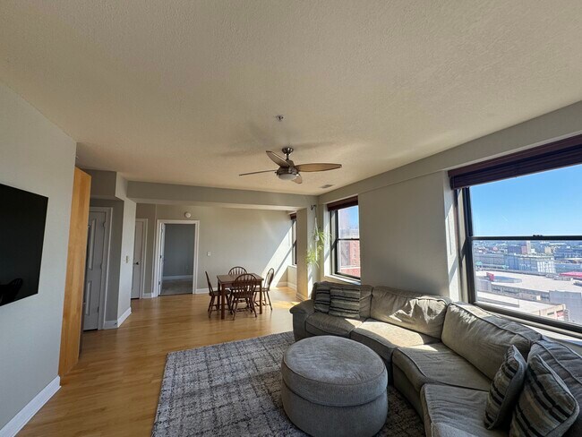 Primary Photo - 606 W Wisconsin Ave