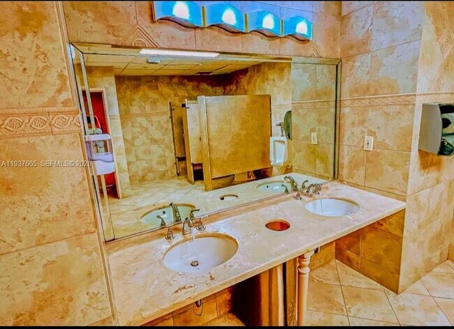 Building Photo - 2030 S Ocean Dr