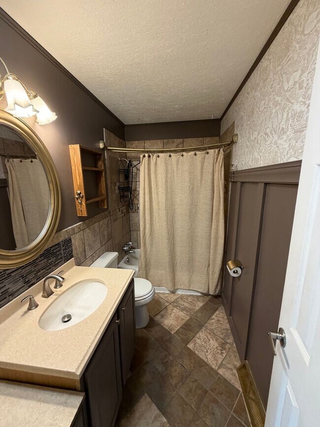 Building Photo - Secluded & Charming 3BR/1BA in Lansing — Section 8 Approved