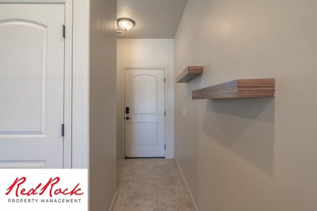 Building Photo - Lovely townhome with Community Pool!
