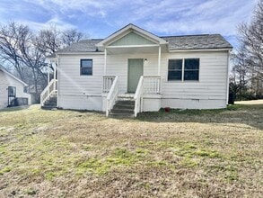 Building Photo - Renovated 2 Bedroom Pet Friendly Home For Rent!