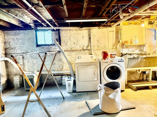 Building Photo - 740 Belmont St