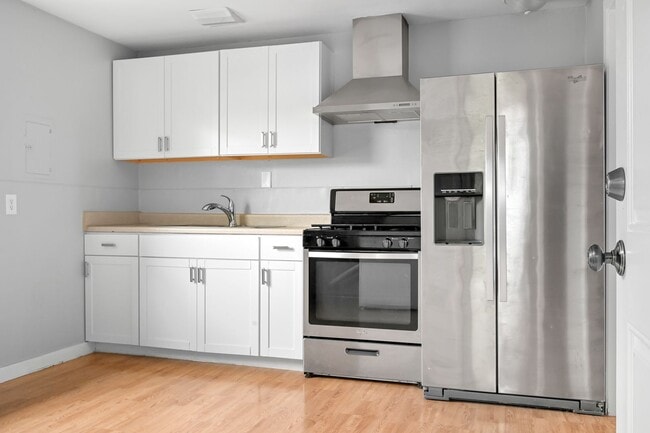Building Photo - 2 Bedroom, 1 Bathroom Available Now!