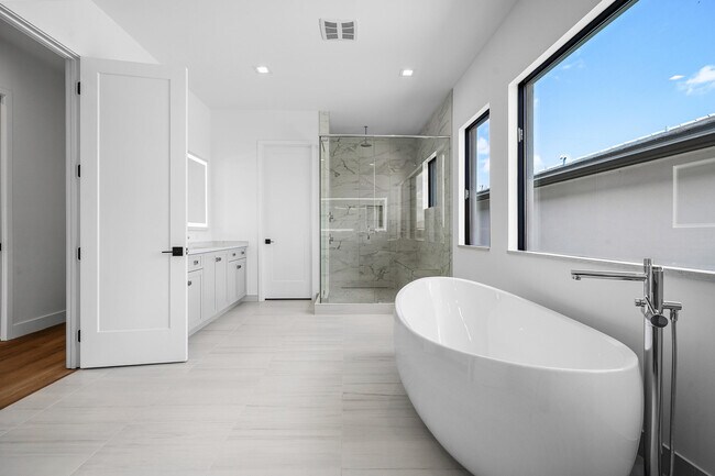 Building Photo - 9516 Riverside Pk Dr