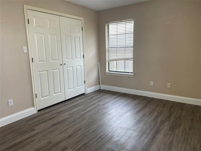 Building Photo - 2111 Meadowview Dr