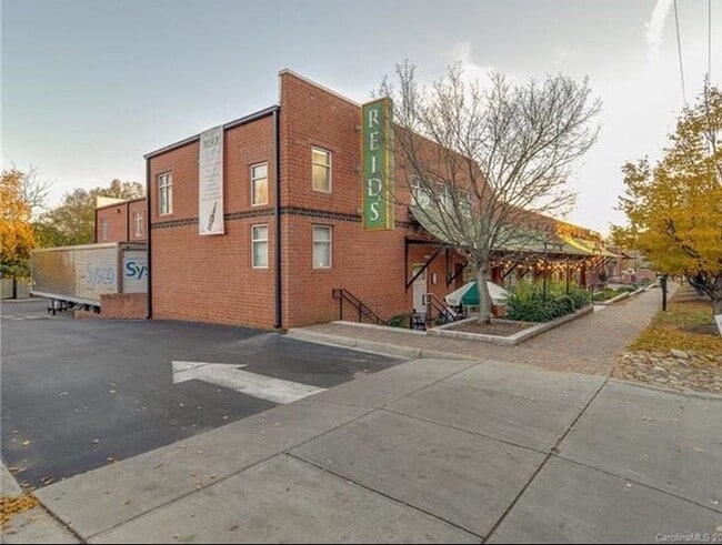 Building Photo - 2719 Selwyn Ave