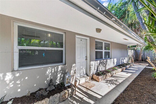 Building Photo - 924 NE 17th Terrace