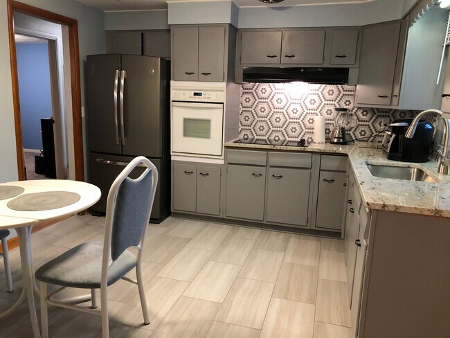 Kitchen - 207 Carlton Dr