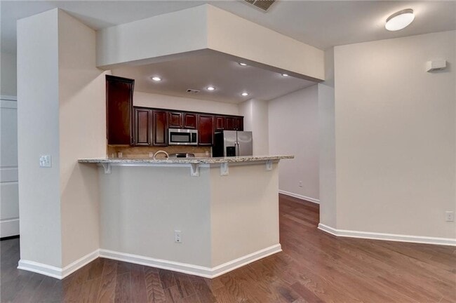 Building Photo - 2152 Greencrest Cir