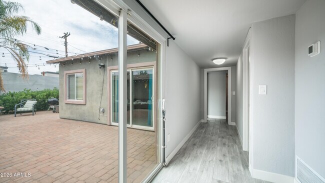 Building Photo - 717 E Palmaire Ave