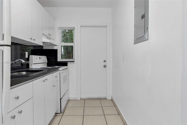 Building Photo - 634 SW 10th St