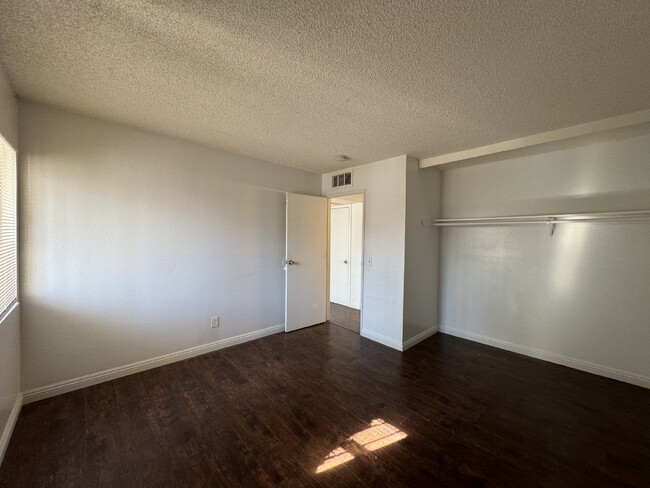 Building Photo - Spacious 3-Bed, 1-Bath Condo with Granite ...