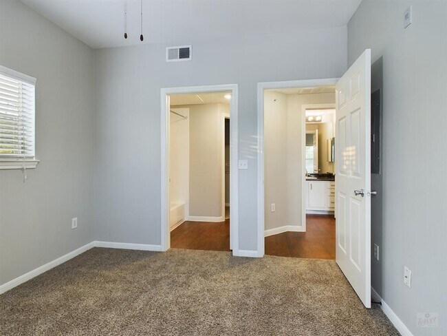 Building Photo - 2320 Gracy Farms Ln